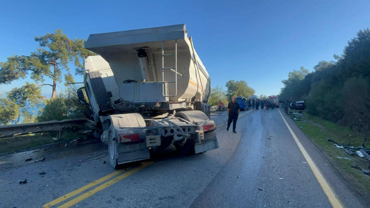 Muğla'da Feci Kaza: TIR ile Lüks Otomobil Kafa Kafaya Çarpıştı, 2 Yaralı 4